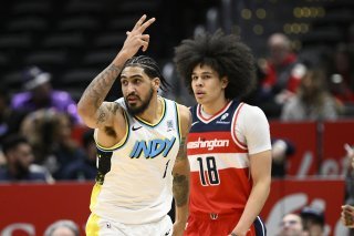 Obi Toppin (1) a brillé face aux Wizards de Kyshawn George (18) KEYSTONE/AP/Nick Wass
